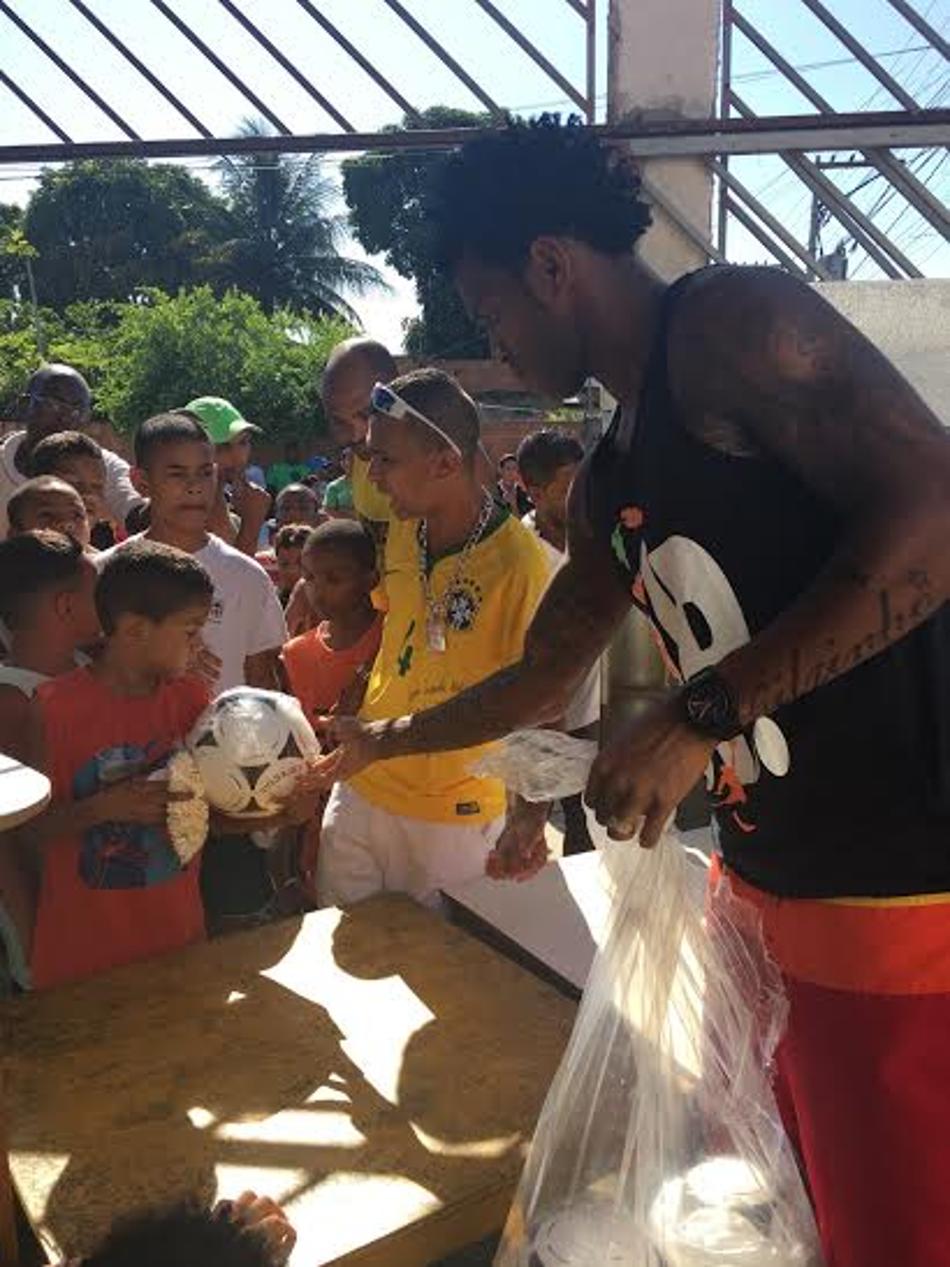 De férias no Timão, Gil realiza ação solidária em sua cidade natal