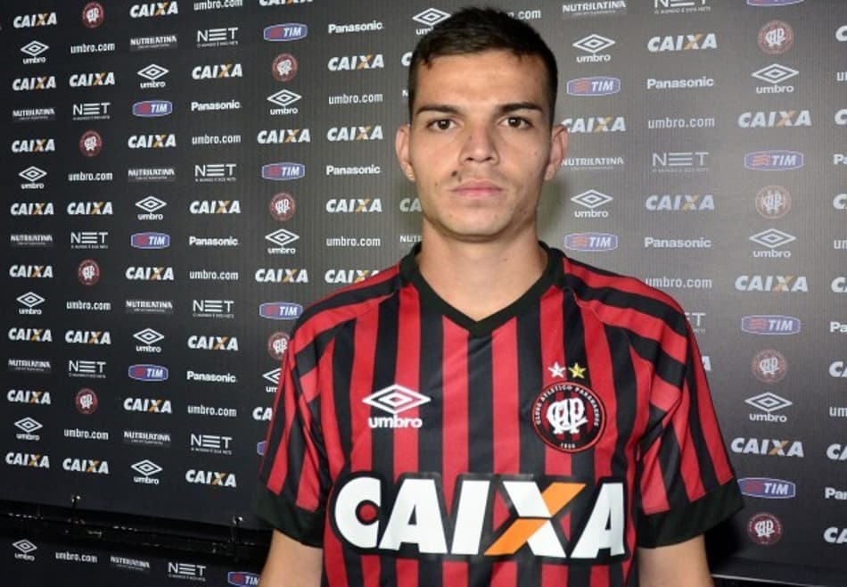 Atlético-PR renova por seis meses empréstimo de Daniel Hernández