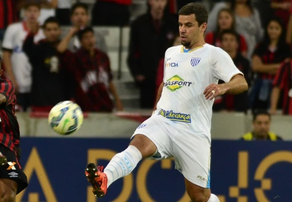 Atlético-PR anuncia a contratação do atacante André Lima