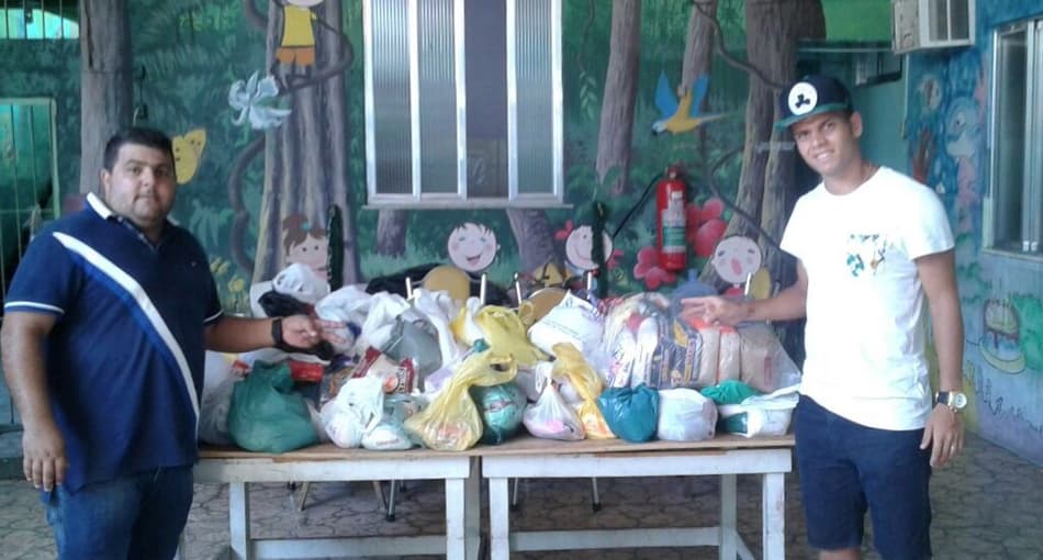 Rafinha faz entrega de alimentos arrecadados em pelada a instituição
