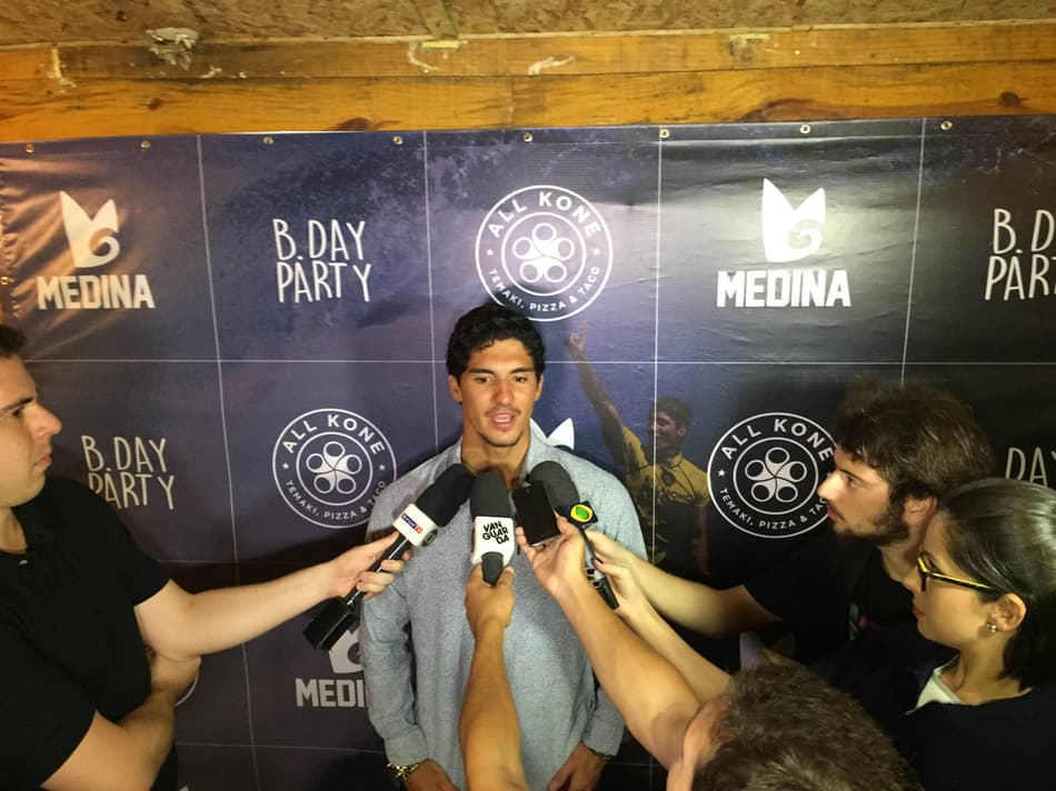 Com Neymar e Nego do Borel, Medina celebra 22 anos em Maresias