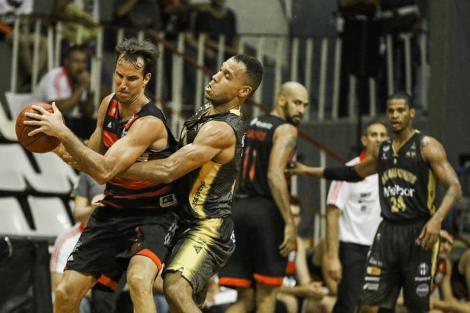 Em jogo emocionante, Fla vence o Mogi em duelo direto pelo NBB