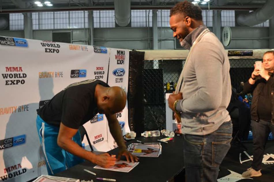 Que momento! Jones pede autógrafo a Spider após encontrá-lo em evento