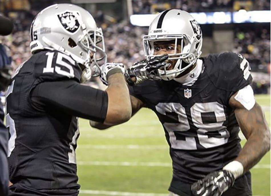 Na véspera de Natal, Raiders batem Chargers em jogo emocionante