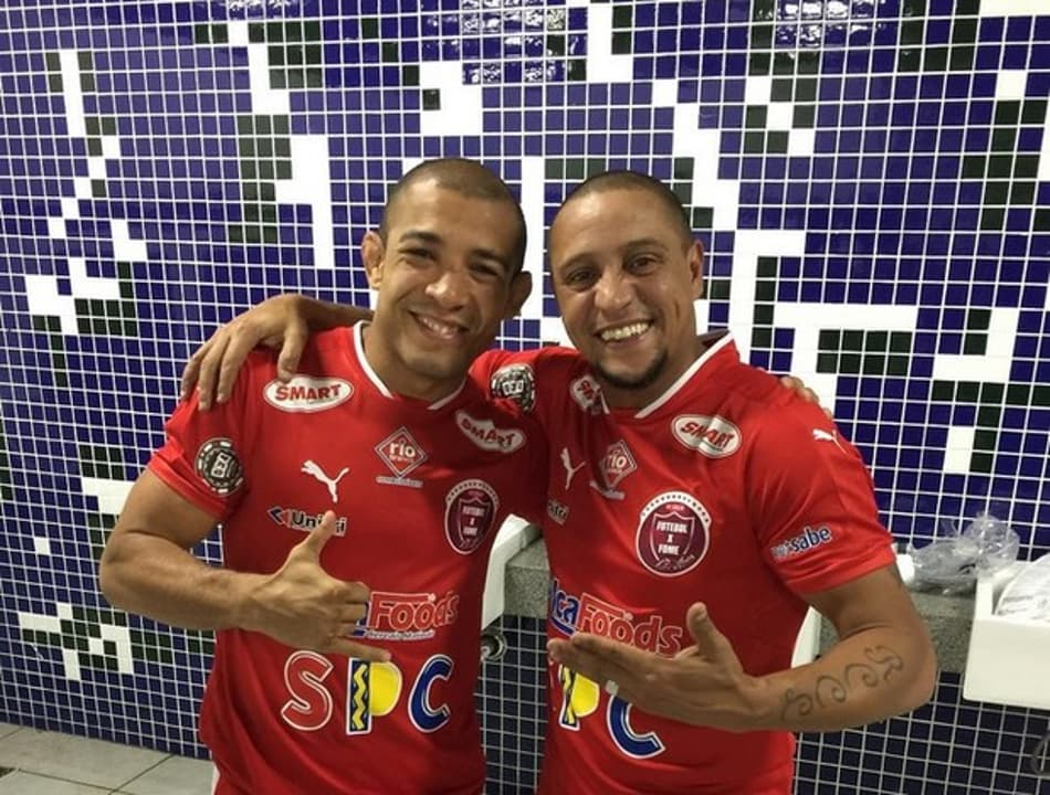 José Aldo é tietado por ex-jogador da seleção Roberto Carlos e se emociona