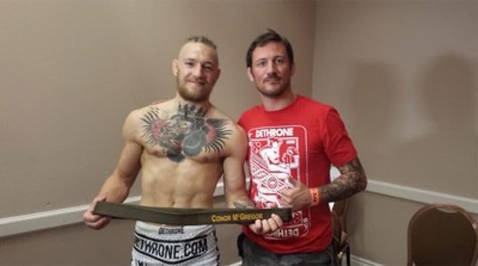‘Gênio’ após vitória de McGregor, treinador faz crítica a fãs de MMA