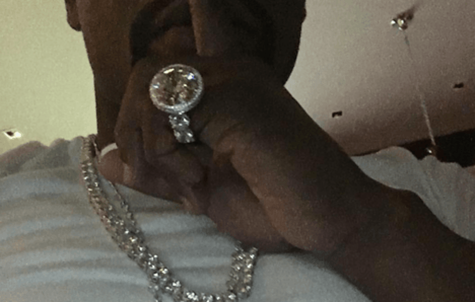 Floyd Mayweather exibe colar e anel de diamantes
