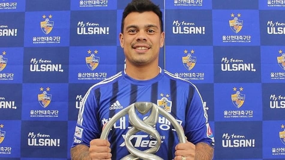 Bernardo posa com a camisa do Ulsan Hyundai (Foto: Divulgação)