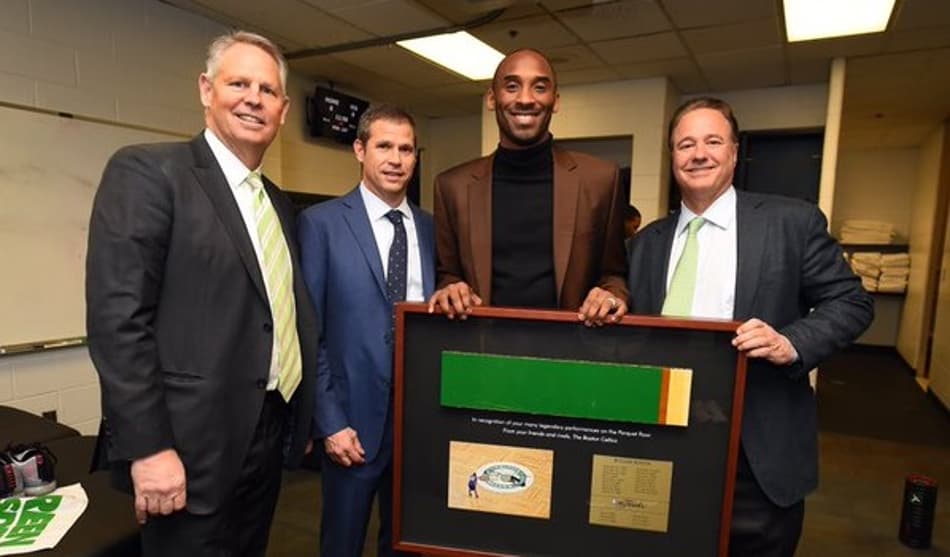 Em sua última partida em Boston, Kobe ganha pedaço da quadra de presente