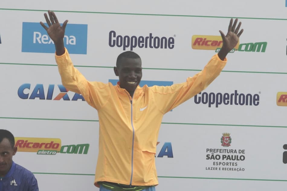 Queniano campeão da São Silvestre prevê dificuldade para ir à Rio-2016