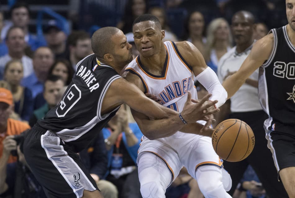Tony Parker deixa partida do San Antonio Spurs com dores no quadril