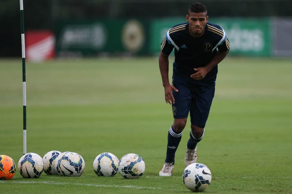 Palmeiras empresta zagueiro Gabriel Dias ao Paraná