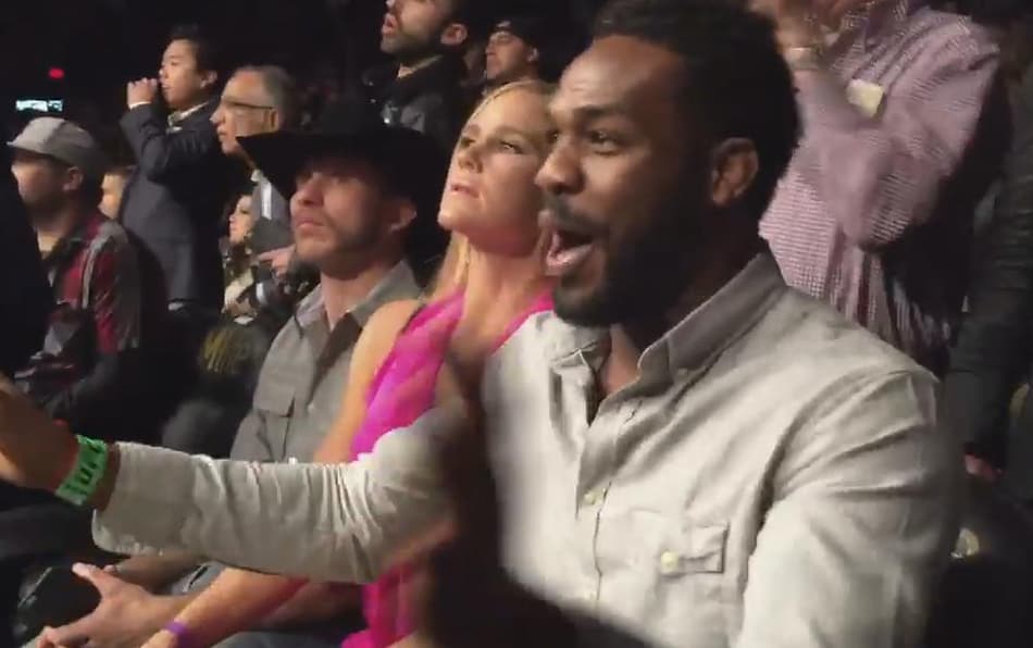 Confira as reações animadas de Jon Jones assistindo ao UFC 195