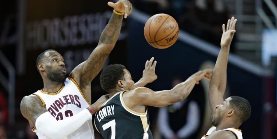 Irving brilha e Cavs vence Raptors com facilidade
