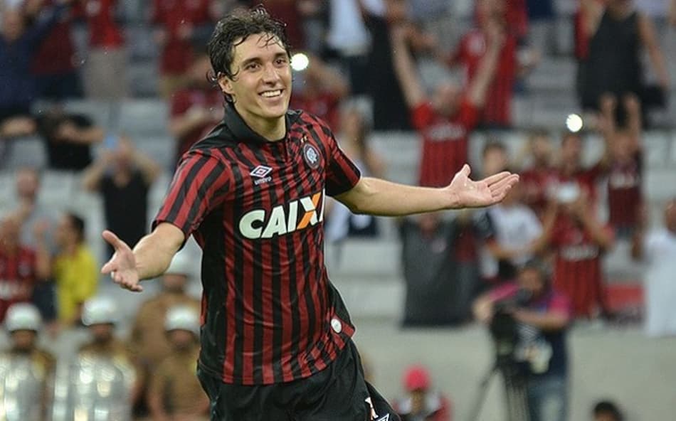 Cléo chega motivado e feliz após acerto com Goiás