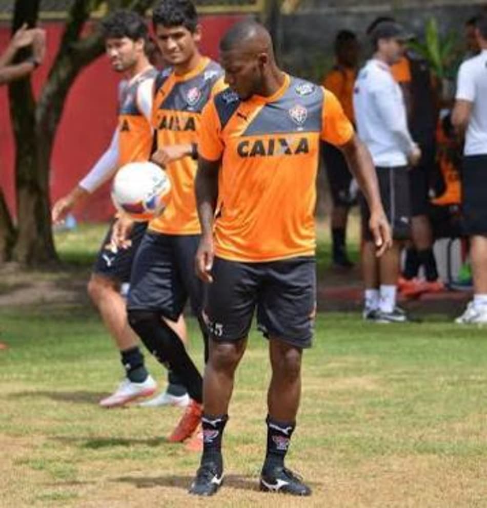 Feliz no Vitória, volante Amaral renova contrato por uma temporada