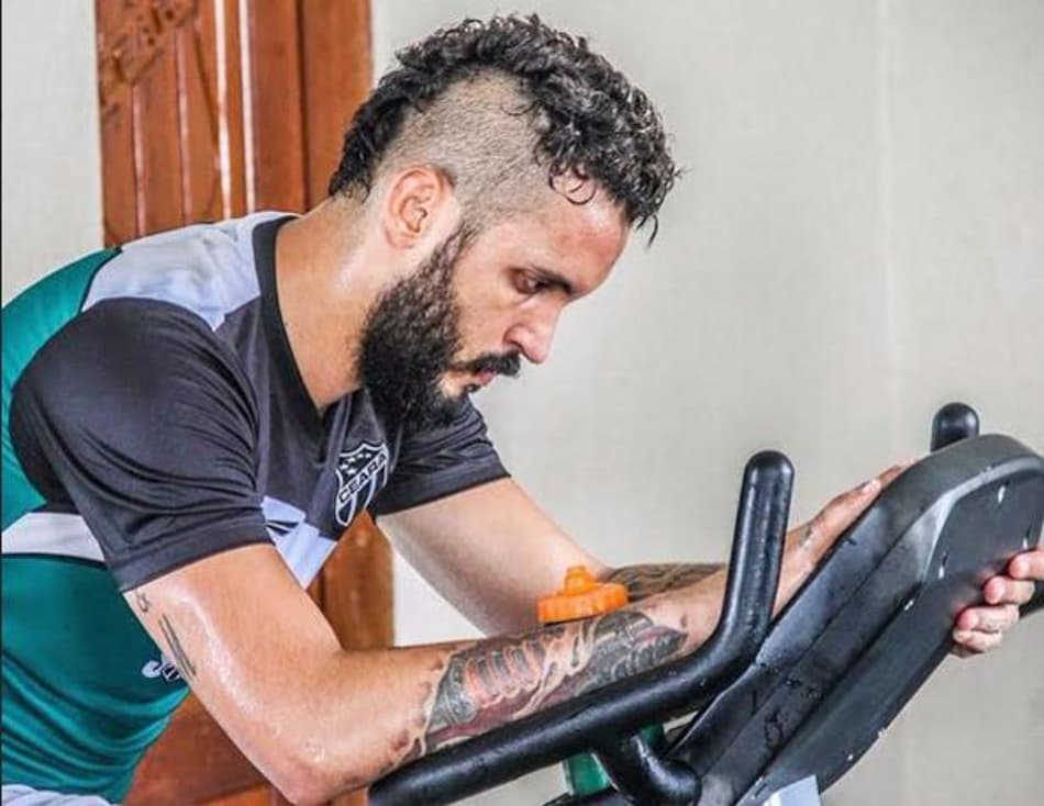 Na luta por vaga de titular, Douglas diz que no Ceará não pode haver acomodação