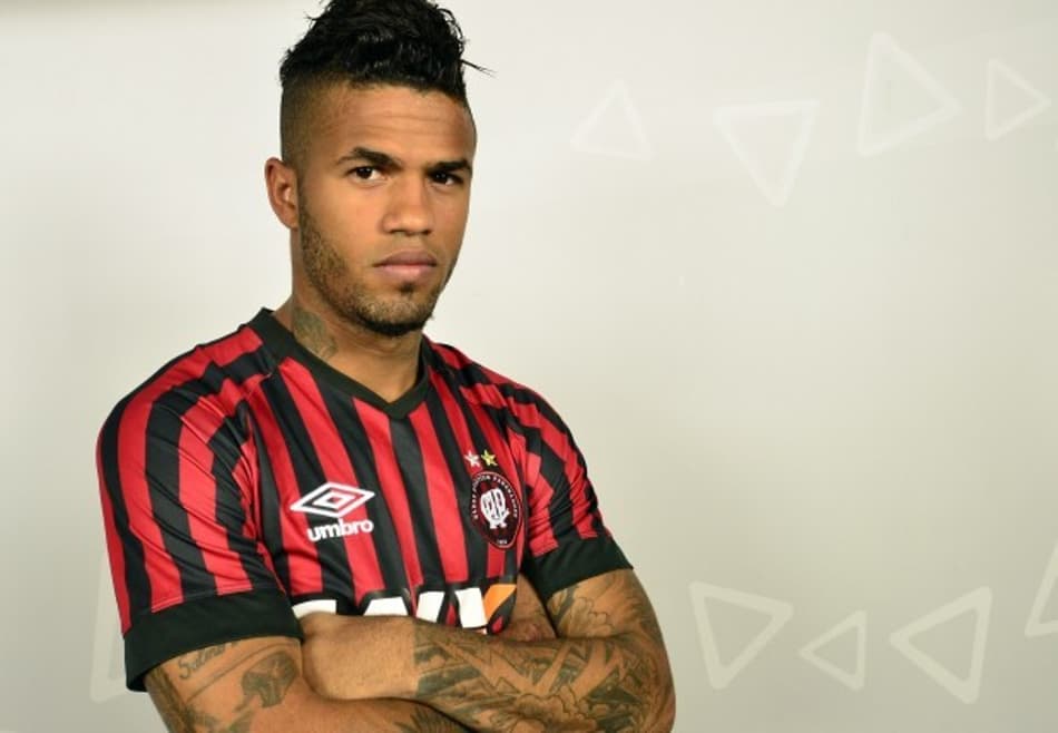 De volta à casa, lateral-direito Léo é apresentado no Atlético-PR