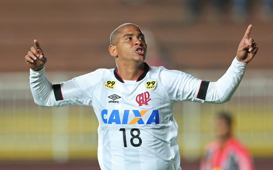 Após novela, Walter sai no BID e fica à disposição do Atlético-PR