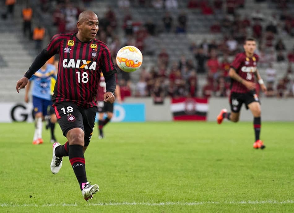 Quase em forma, Walter não vê a hora de voltar a jogar pelo Atlético-PR