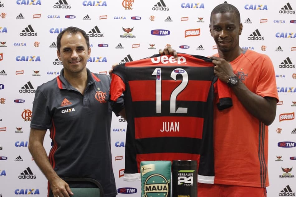 Em casa, Juan volta ao Fla com a camisa 4 e muita bagagem