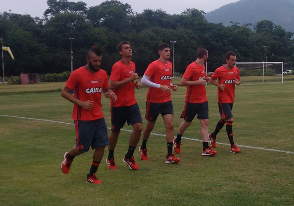 Olha ele aí! Mancuello treina no campo pela primeira vez no Fla