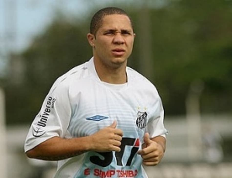 Ex-jogador do Santos perde a paciência e xinga torcedor em rede social