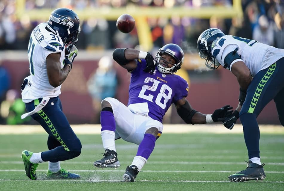 Susto! Avião dos Vikings sai da pista e jogadores ficam presos no avião