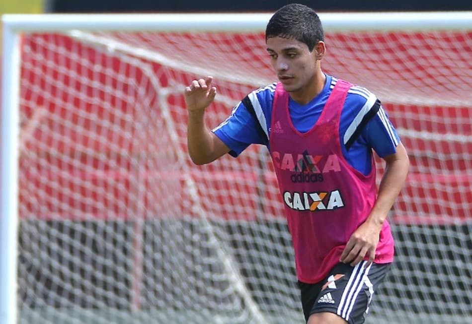 Aos 19 anos, volante do Sport quer aproveitar dicas de Falcão para brilhar