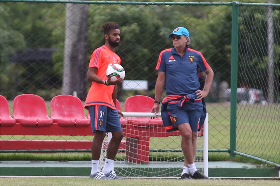 Mesmo sem contrato assinado, Maicon treina com elenco do Sport