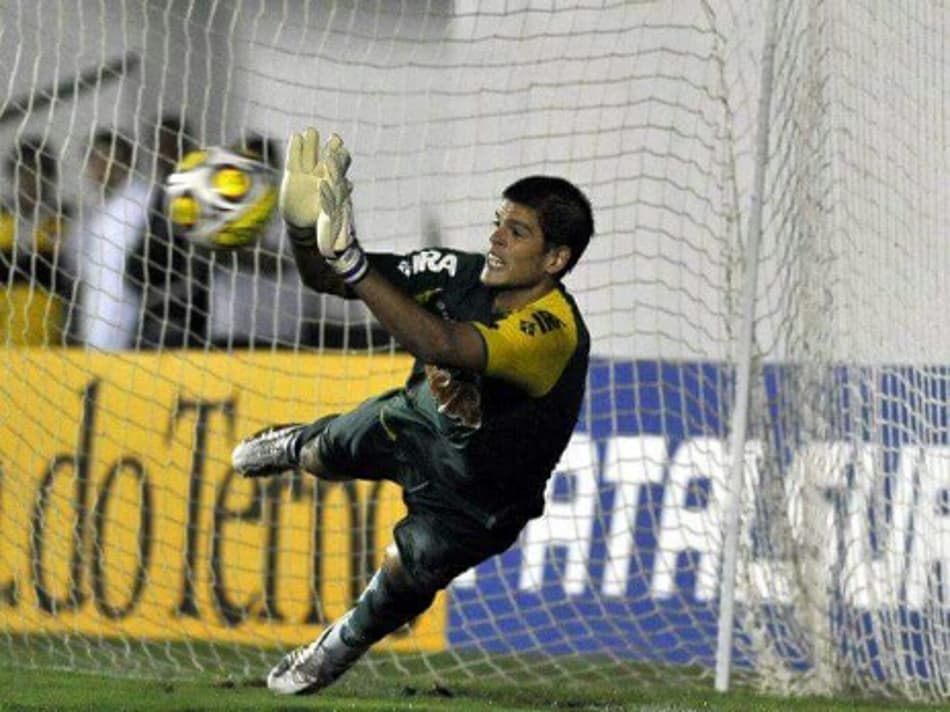 Goleiro da Portuguesa aponta Fred como melhor atacante do RJ
