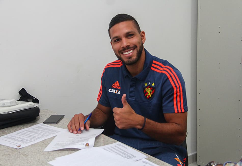 Zagueiro colombiano assina com o Sport por três anos