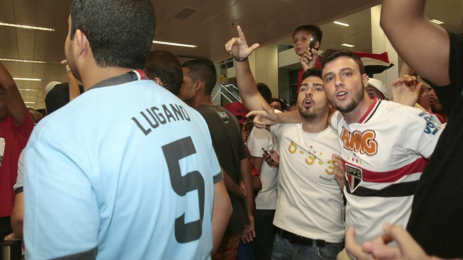 SIGA! Torcida do São Paulo faz festa e aguarda Lugano em aeroporto