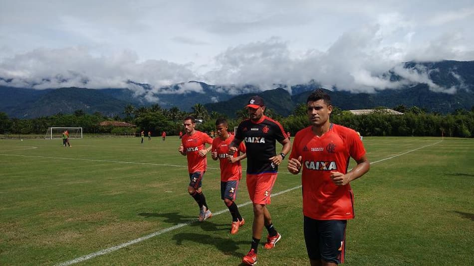 Muricy repete time e treina jogadas ensaiadas em Mangaratiba