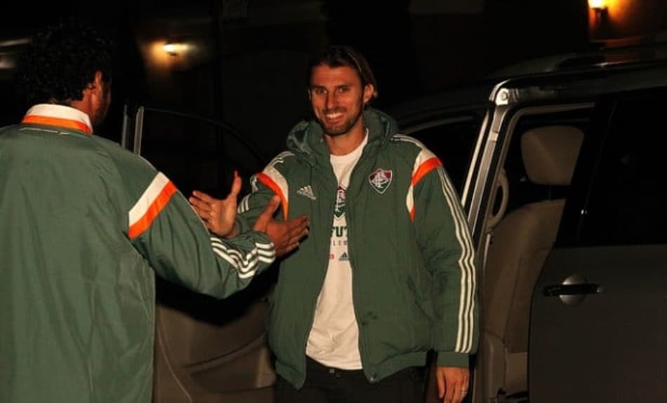 Recepcionado por Fred, Henrique desembarca nos EUA