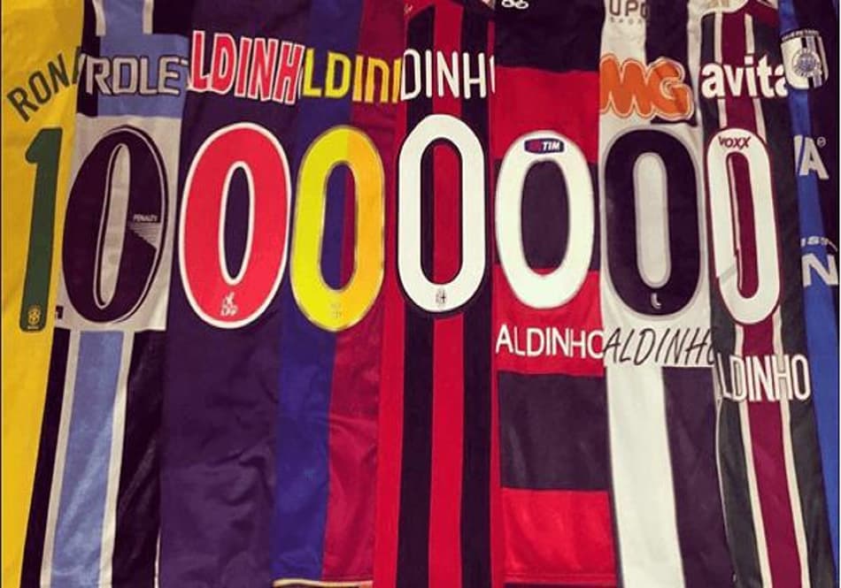 Ronaldinho usa coleção de camisas para festejar marca no Instagram