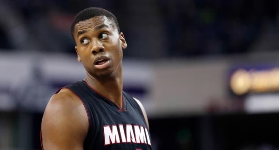 Hassan Whiteside alcança triplo duplo em vitória do Heat