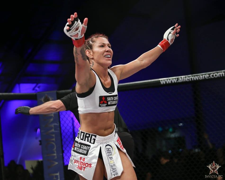 Cris Cyborg nocauteia mais uma e mantém cinturão do Invicta FC