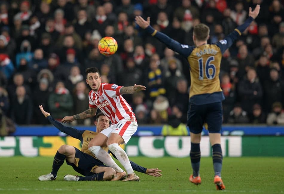 Arsenal empata com o Stoke City e retorna à liderança do Inglês