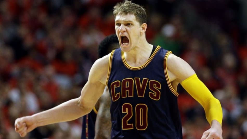 Cavs estuda trocas pelo pivô Timofey Mozgov