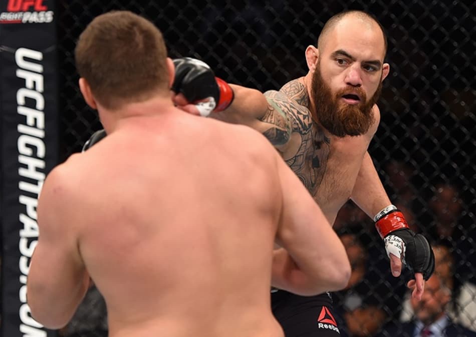 Travis Browne acerta soco em Matt Mitrione (FOTO: Reprodução)