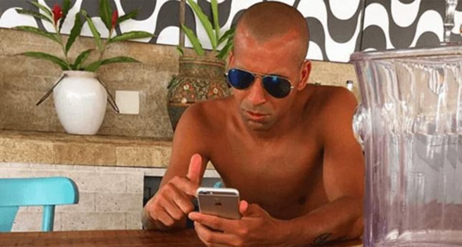 Relembre conquistas e polêmicas do atacante Emerson Sheik