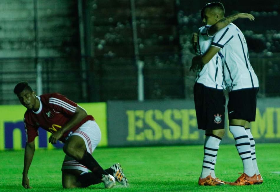 Corinthians enfia seis no Ituano e garante vaga na semi da Copinha