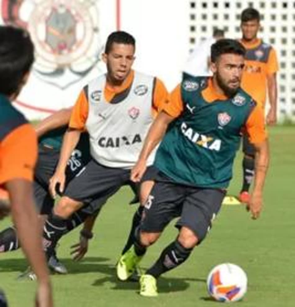 Vitória rejeita proposta da Chape, e meia ex-Fla fica no clube