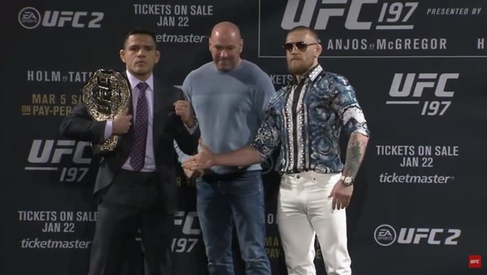 McGregor tenta cumprimentar Dos Anjos, mas é ignorado em encarada