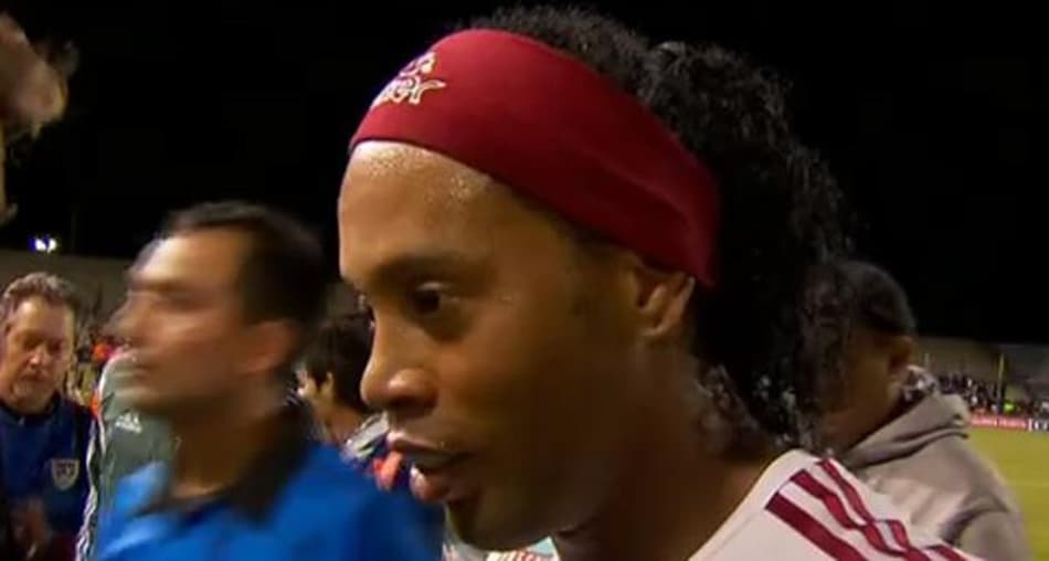 Vídeo: Carro de Ronaldinho quase é atingido por poste na Índia