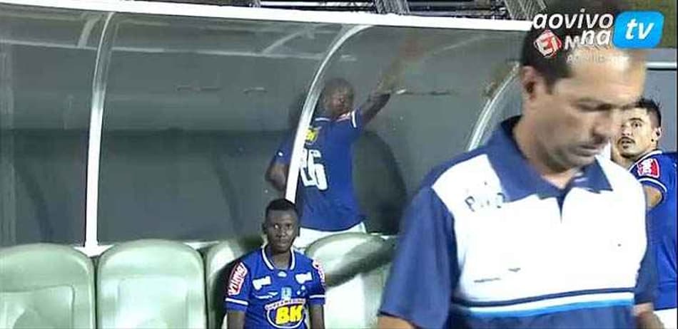 Como assim, Mito? Dedé faz xixi durante jogo do Cruzeiro