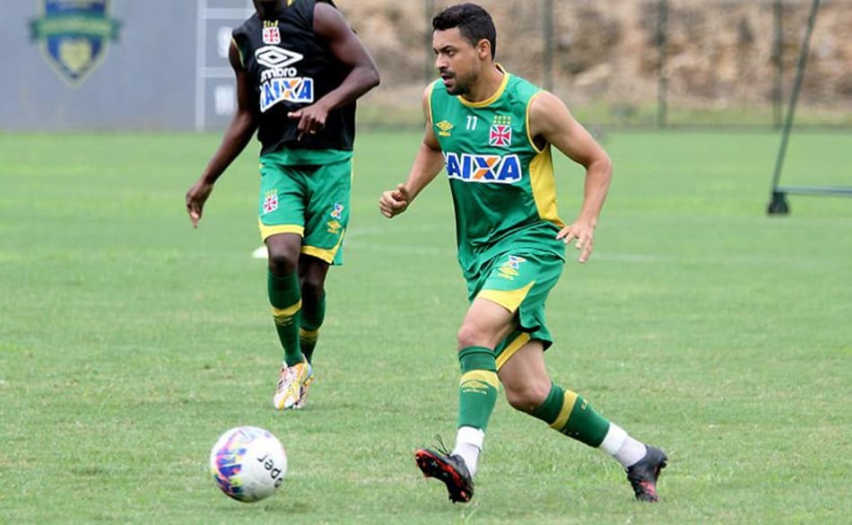 Com gols de Riascos e Eder Luis, titulares vencem coletivo no Vasco