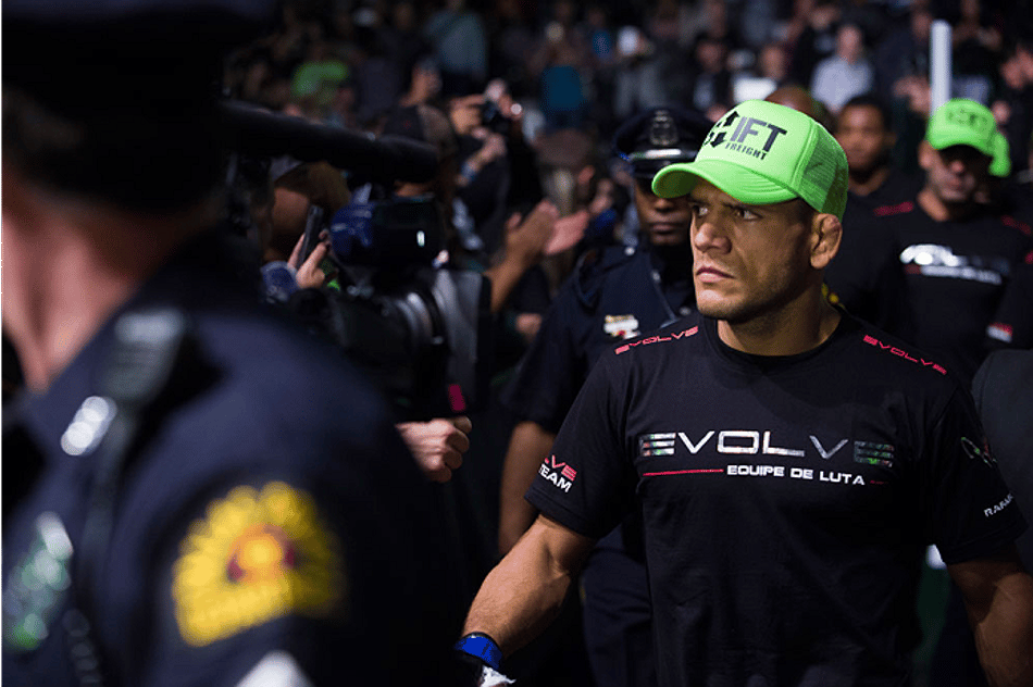 Rafael Dos Anjos mira dois rivais e sonha com retorno no UFC 200