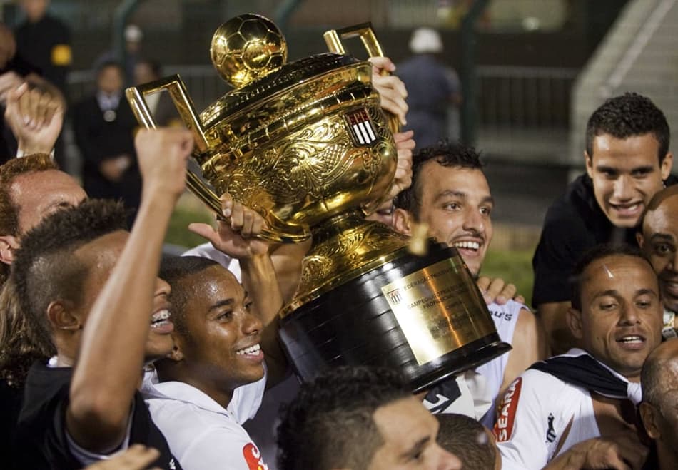 O Santos conquistou o troféu de 2010 ao passar pelo Santo André